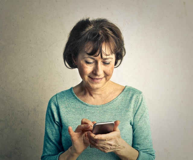 Beneficiária acessando serviços digitais no celular